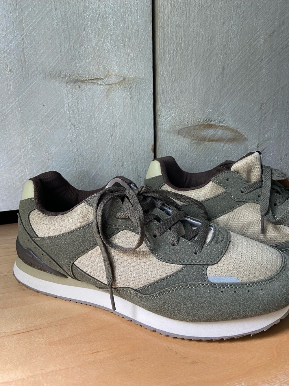 Men's Casual Retro Runner Sneakers in Olive Green and Cream